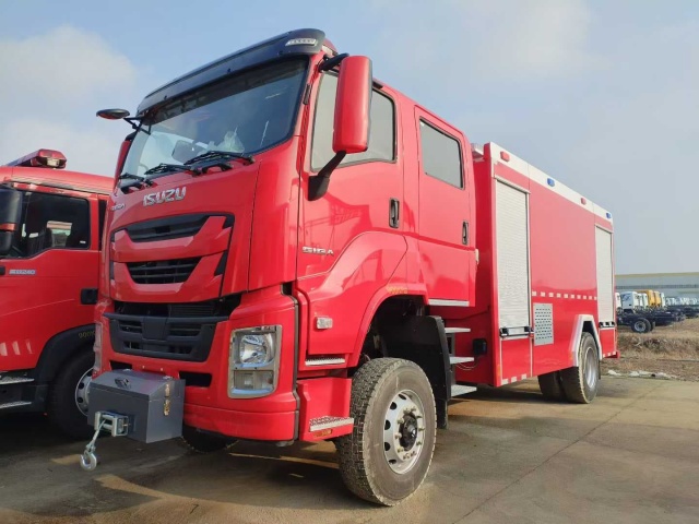 Isuzu dual-drainage tanker fire truck