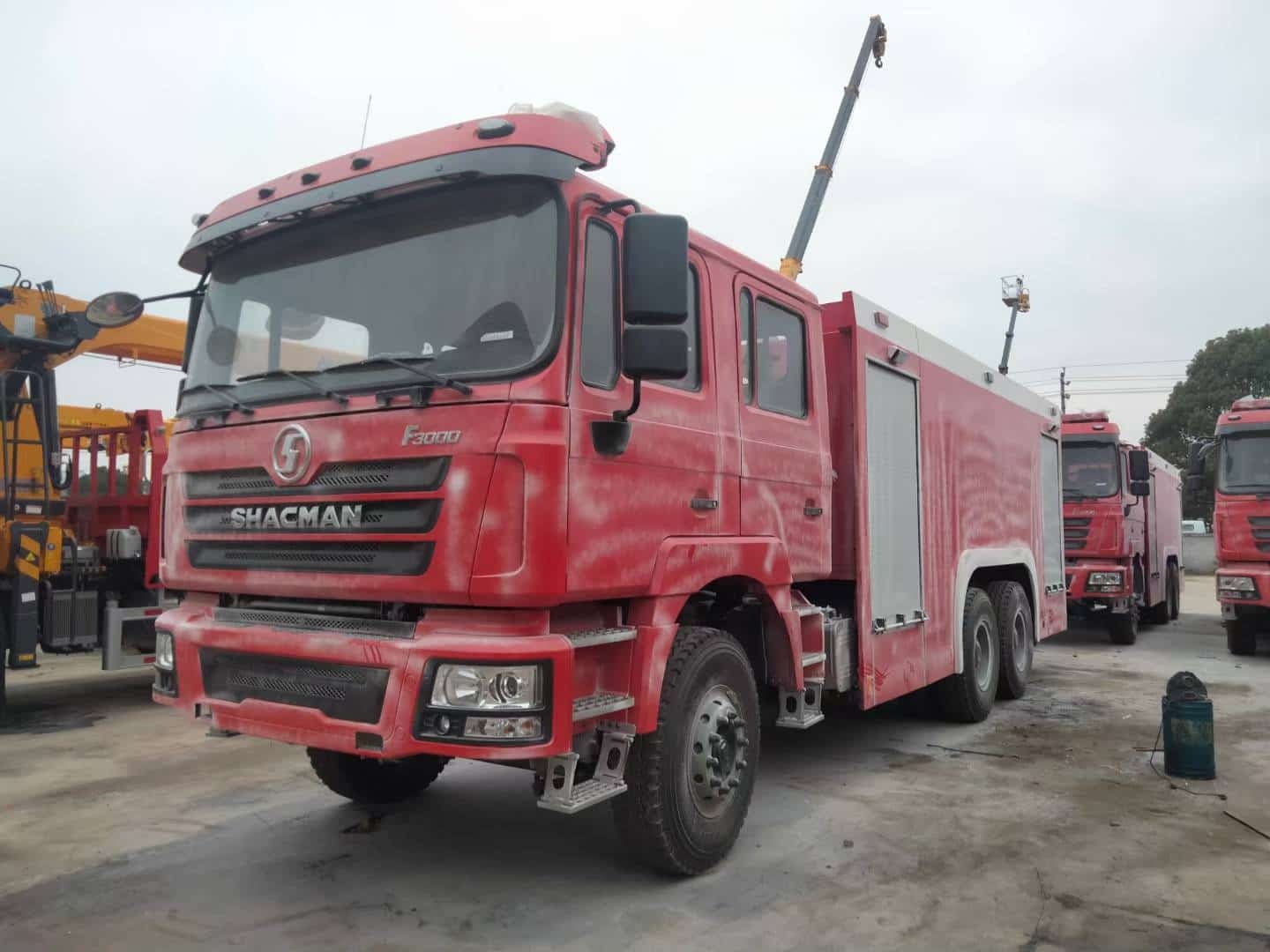 Waxing SHACMAN F3000 fire truck