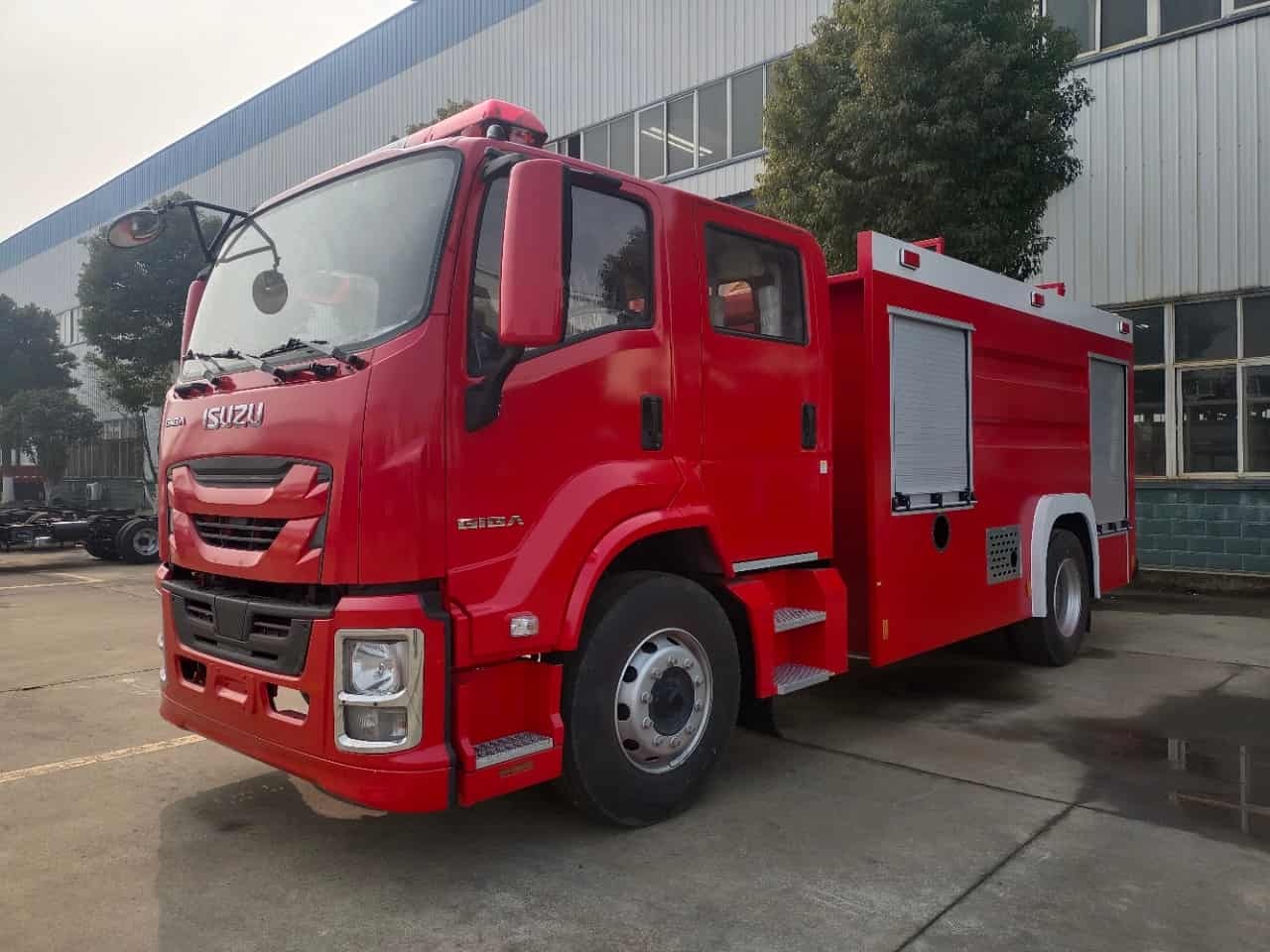 Isuzu 6 cubic meter foam fire truck