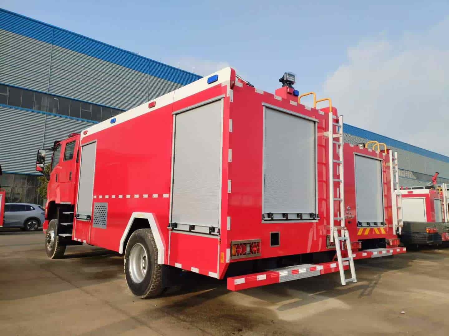 Isuzu dual-drainage tanker fire truck