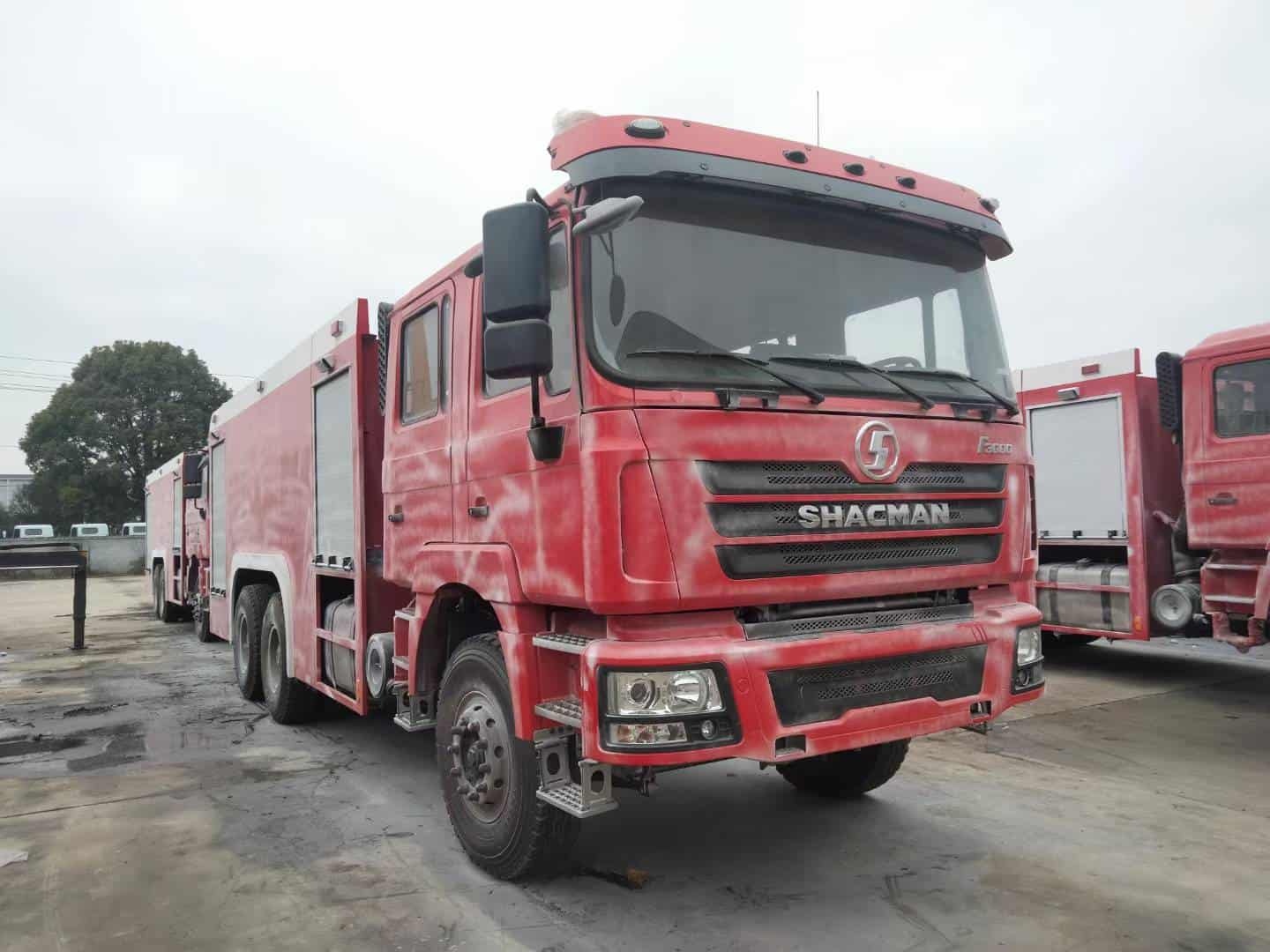 Waxing SHACMAN F3000 fire truck