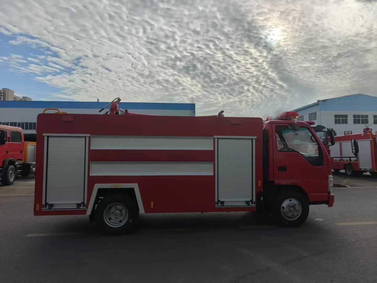 Isuzu 3-ton water tanker fire truck