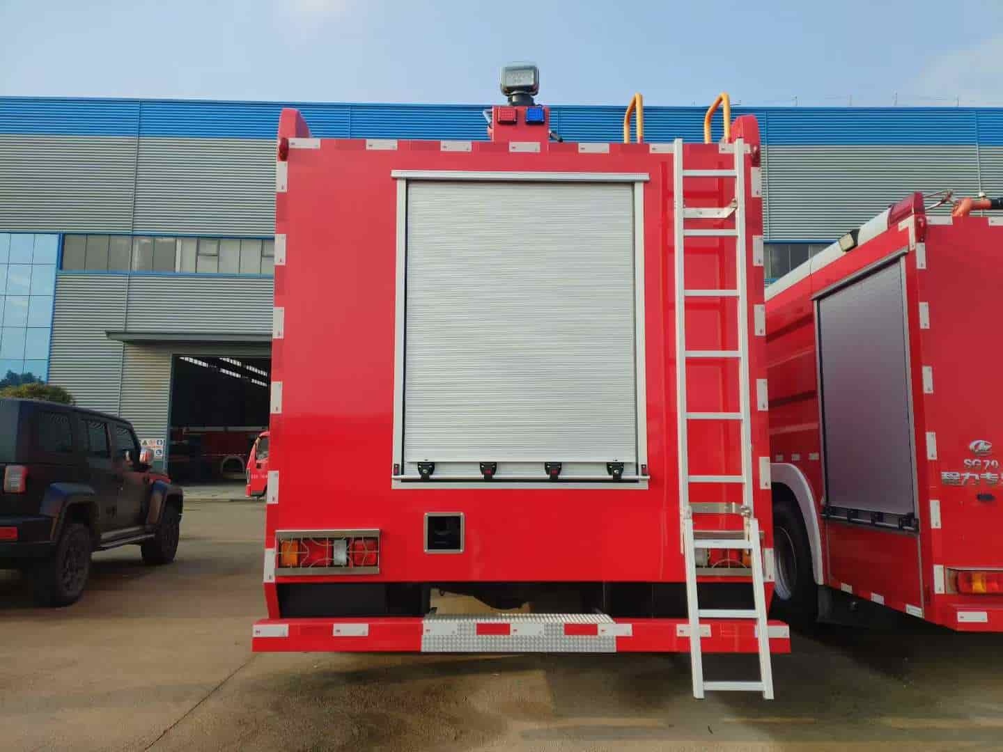 Isuzu dual-drainage tanker fire truck
