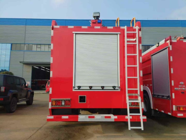 Isuzu dual-drainage tanker fire truck