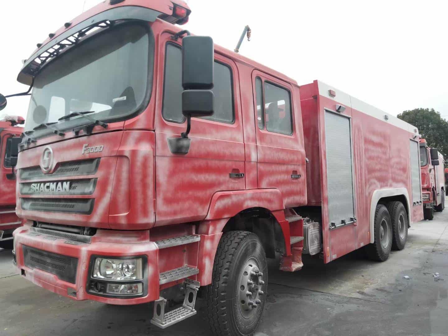 Waxing SHACMAN F3000 fire truck