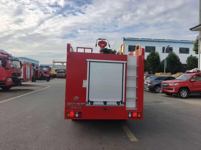 Isuzu 3-ton water tanker fire truck