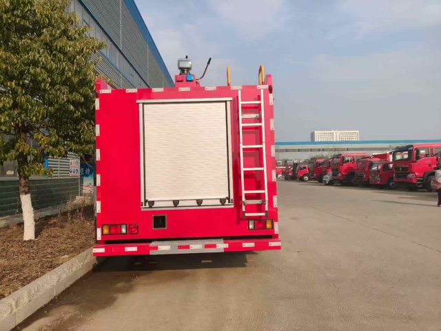 Isuzu Giant 6-ton Foam Single-row Fire Truck