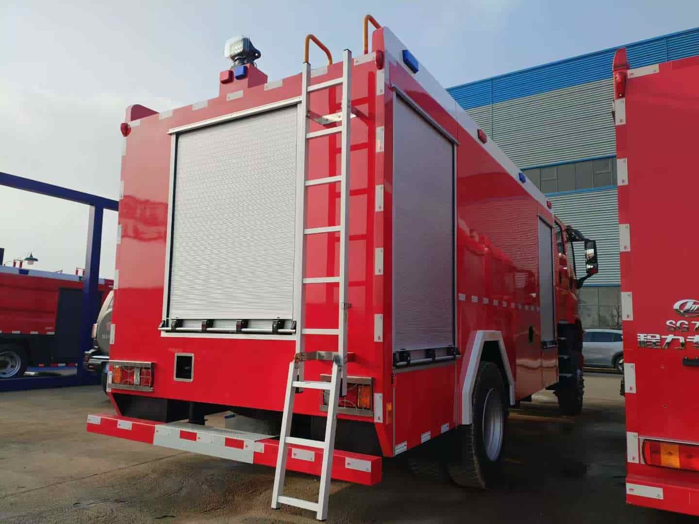Isuzu dual-drainage tanker fire truck