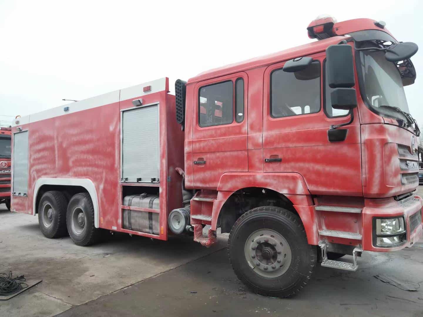 Waxing SHACMAN F3000 fire truck