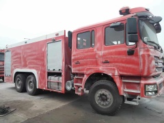 Waxing SHACMAN F3000 fire truck