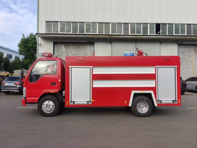 Isuzu 3-ton water tanker fire truck