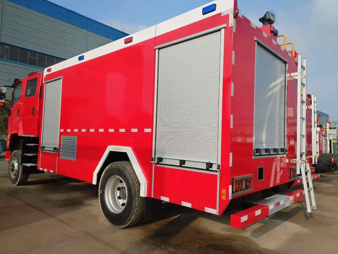 Isuzu dual-drainage tanker fire truck