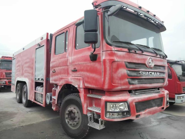 Waxing SHACMAN F3000 fire truck