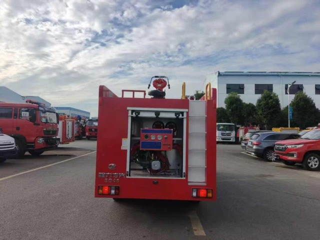 Isuzu 3-ton water tanker fire truck
