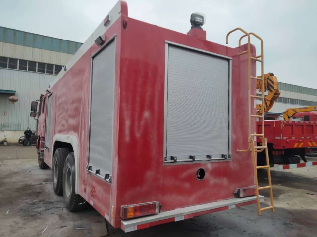 Waxing SHACMAN F3000 fire truck