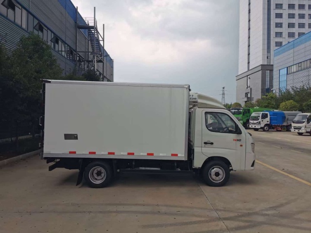 Foton Xiangling 2-ton refrigerated truck