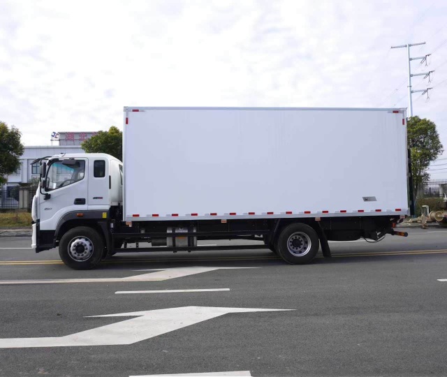 Foton 6.8-meter Refrigerated Extended Cab