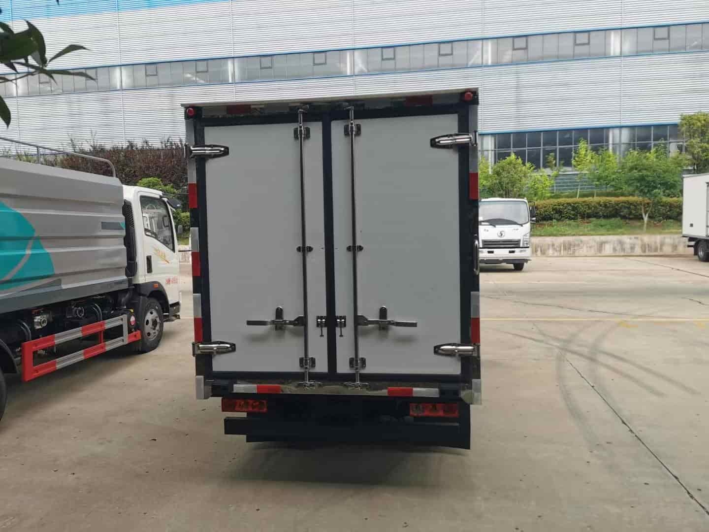 Foton Xiangling 2-ton refrigerated truck