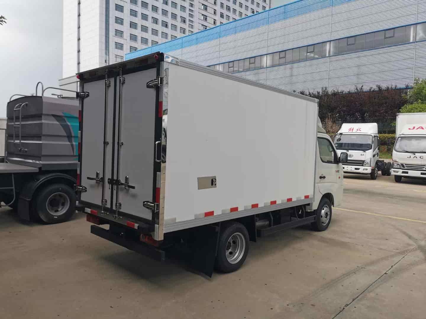 Foton Xiangling 2-ton refrigerated truck