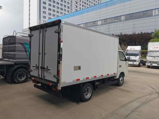 Foton Xiangling 2-ton refrigerated truck