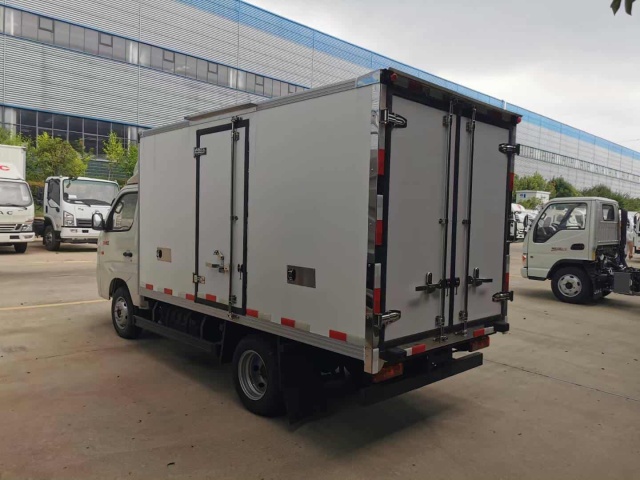 Foton Xiangling 2-ton refrigerated truck