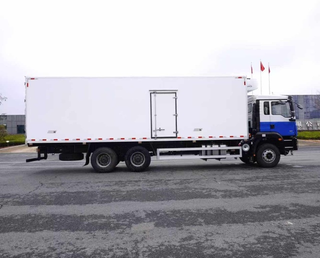 SHACMAN H3000 6×4 Refrigerated Truck