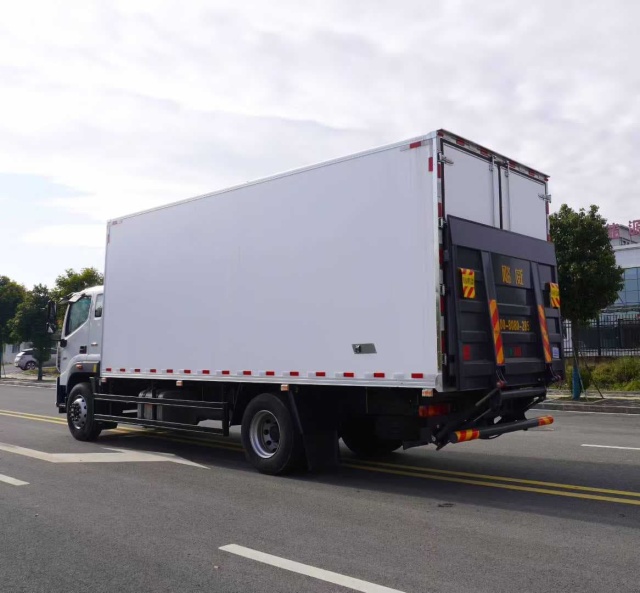 Foton 6.8-meter Refrigerated Extended Cab