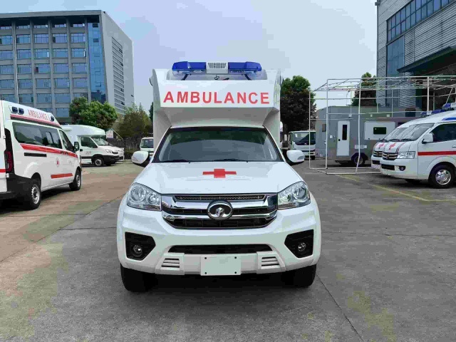 Pickup truck mobile ambulance
