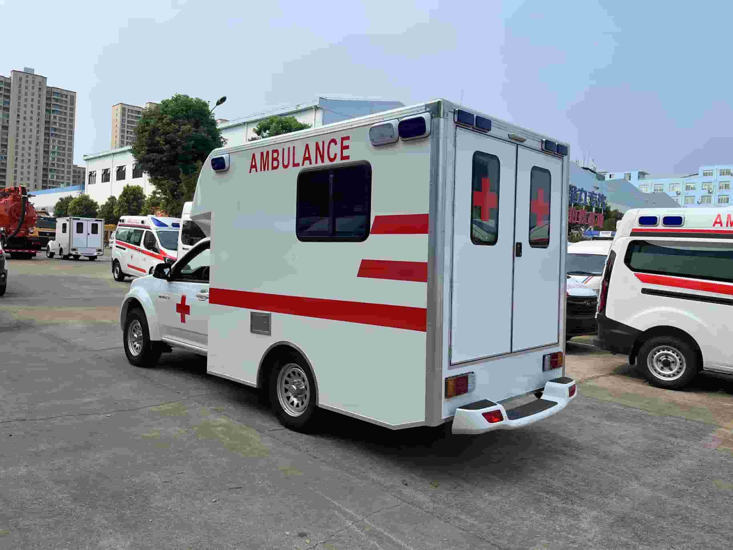 Pickup truck mobile ambulance