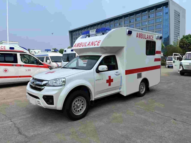 Pickup truck mobile ambulance