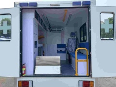 Pickup truck mobile ambulance