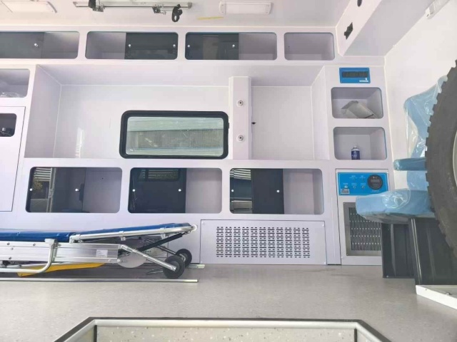 SHACMAN L3000 Customized Mobile Ambulance