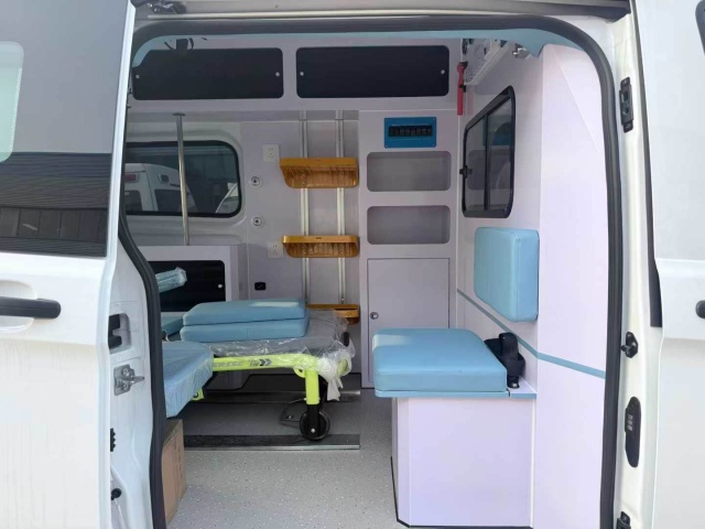 Ford V362 China VI diesel ambulance