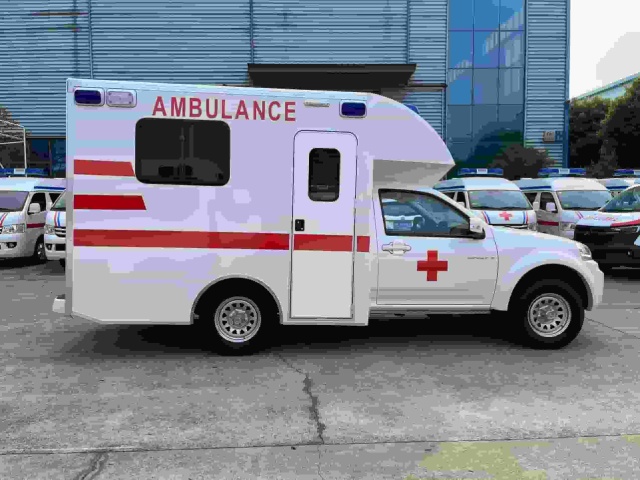 Pickup truck mobile ambulance