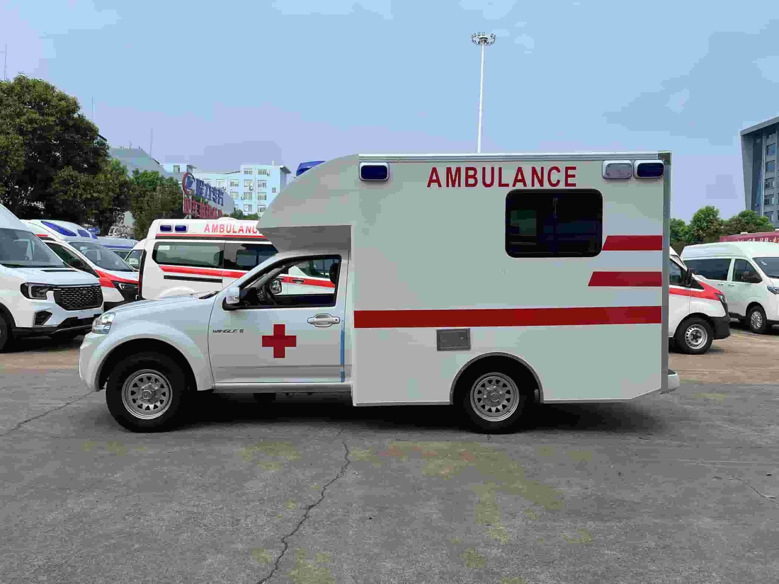 Pickup truck mobile ambulance