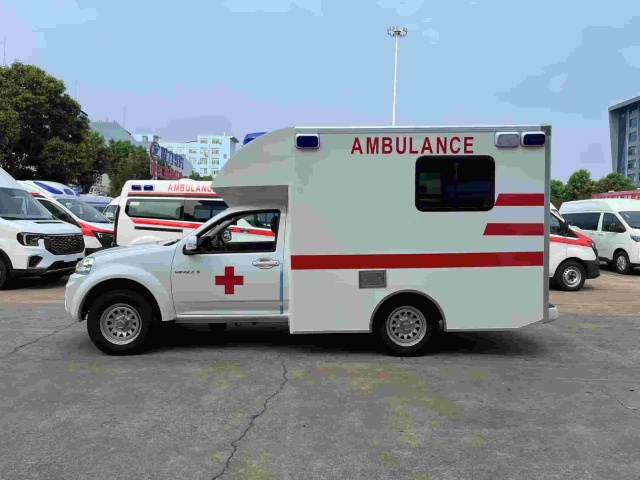 Pickup truck mobile ambulance