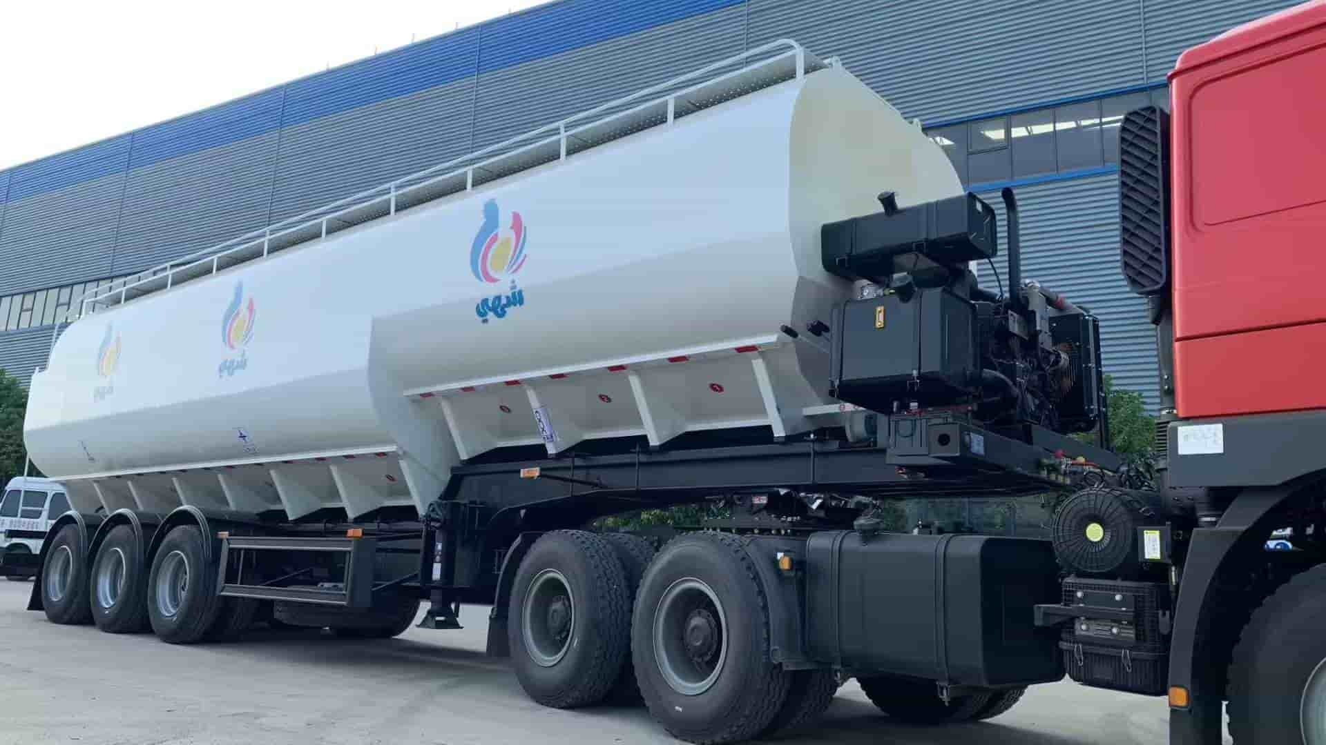 Semi-trailer bulk feed transport vehicle