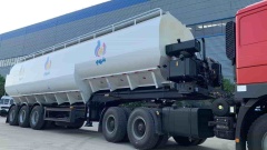 Semi-trailer bulk feed transport vehicle