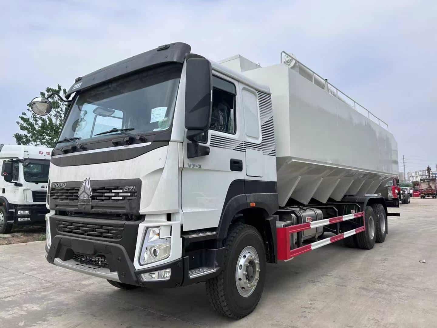 Sinotruk Howo V7 National II emission standard 371hp 6×4 bulk feed truck