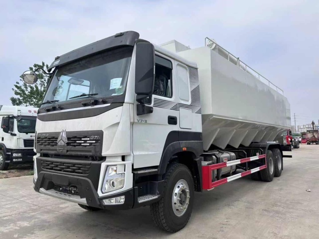 Sinotruk Howo V7 National II emission standard 371hp 6×4 bulk feed truck