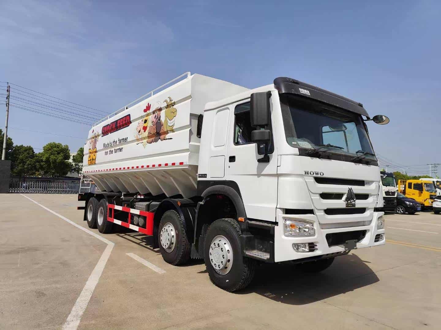 Sinotruk Howo right-hand drive bulk feed transport truck