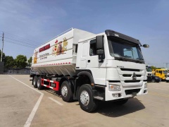 Sinotruk Howo right-hand drive bulk feed transport truck