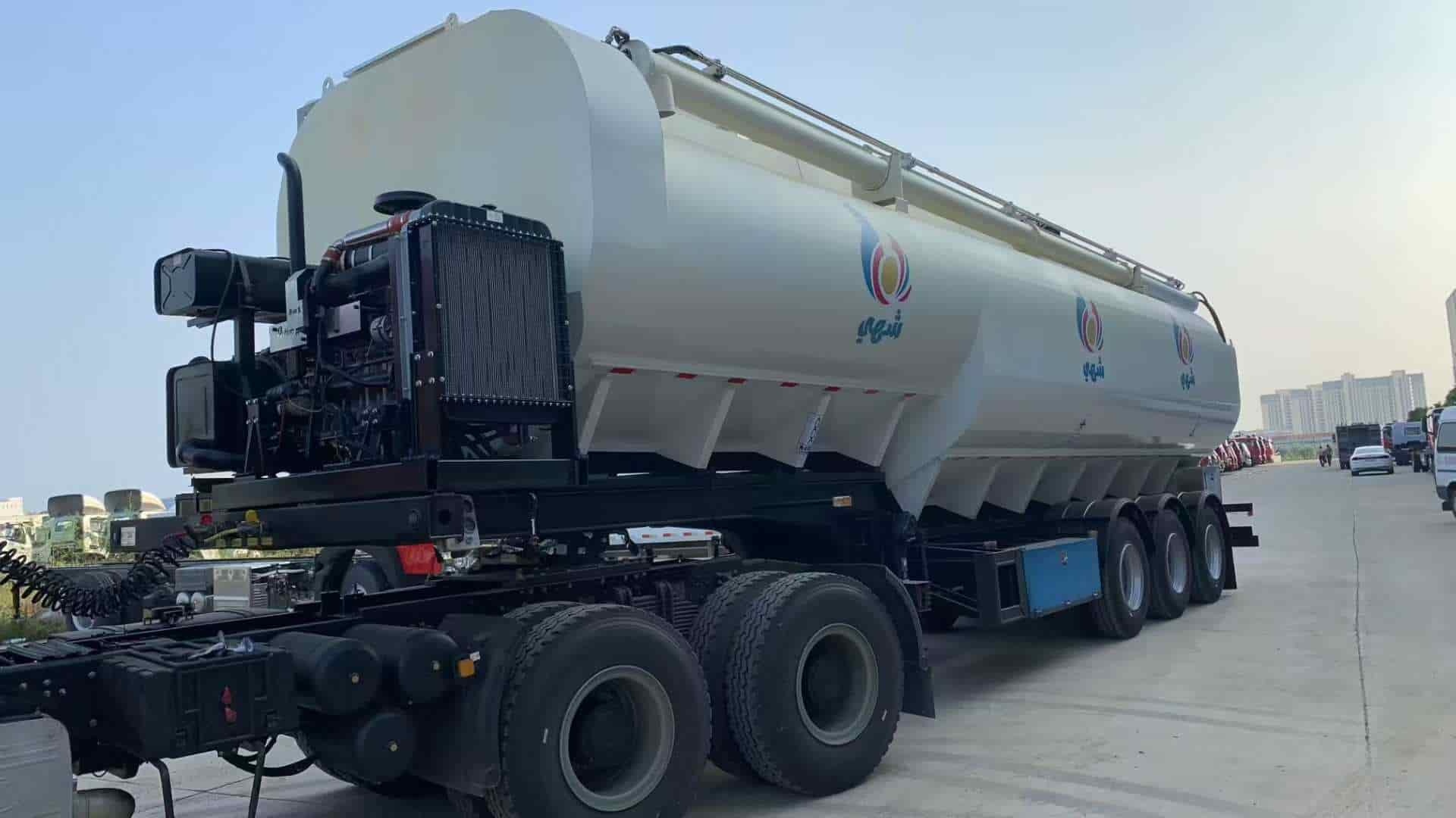 Semi-trailer bulk feed transport vehicle