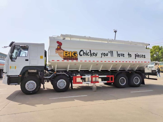 Sinotruk Howo right-hand drive bulk feed transport truck