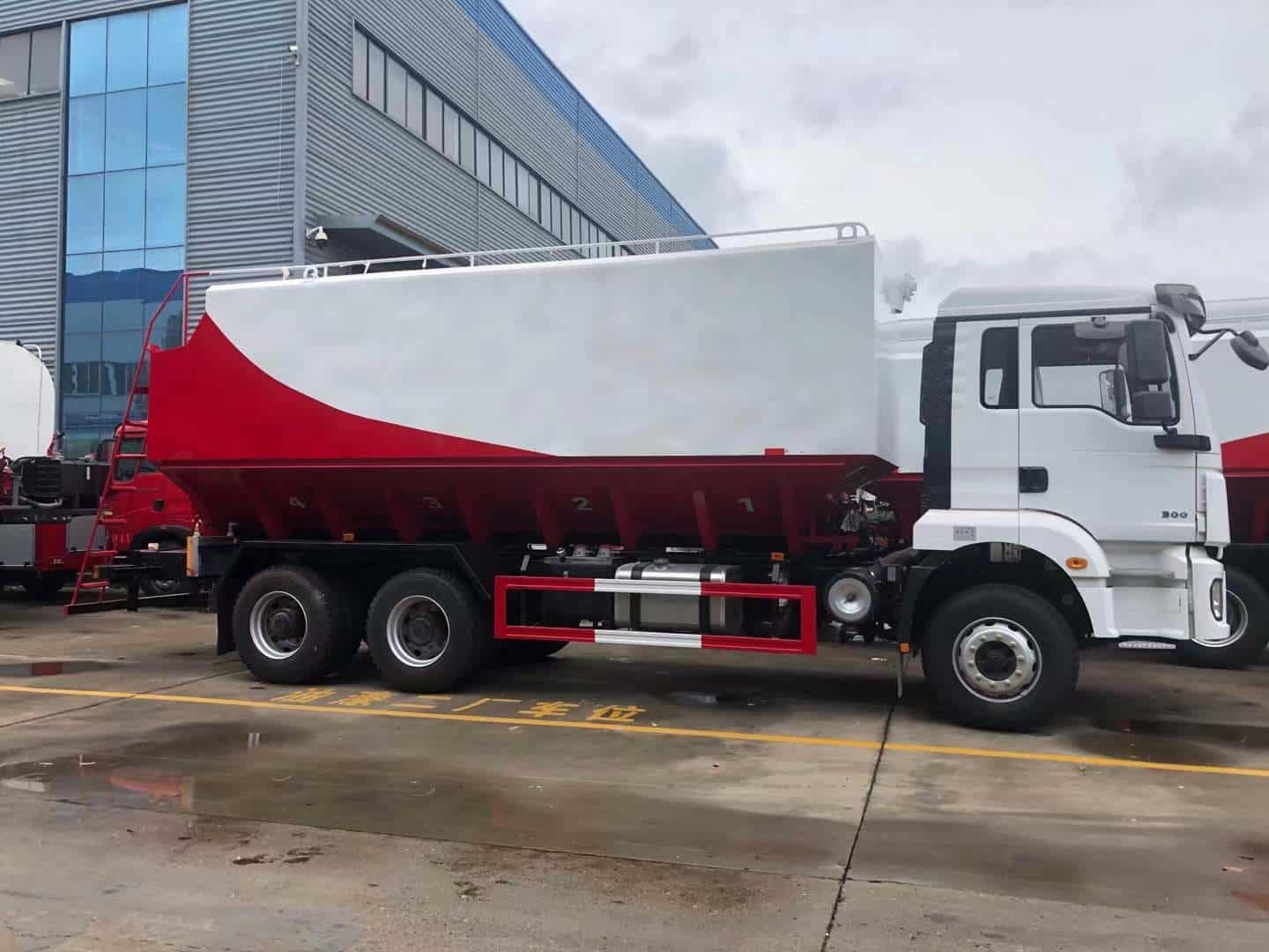 SHACMAN H3000 6×4 Bulk Feed Transport Truck