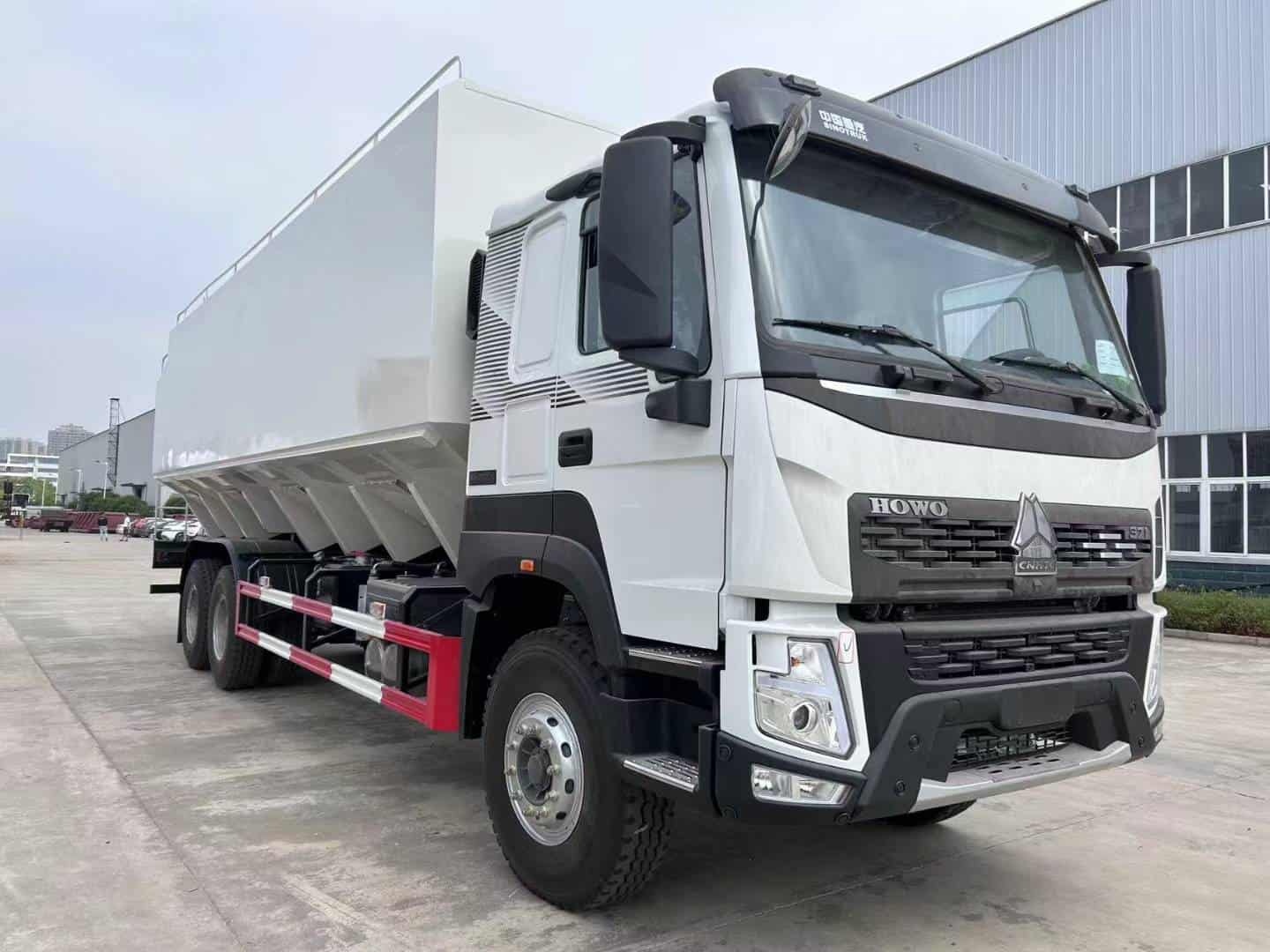 Sinotruk Howo V7 National II emission standard 371hp 6×4 bulk feed truck
