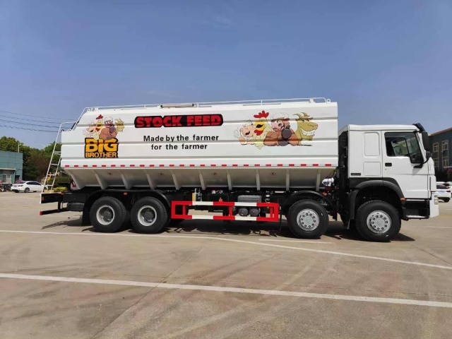 Sinotruk Howo right-hand drive bulk feed transport truck