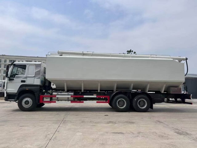 Sinotruk Howo V7 National II emission standard 371hp 6×4 bulk feed truck