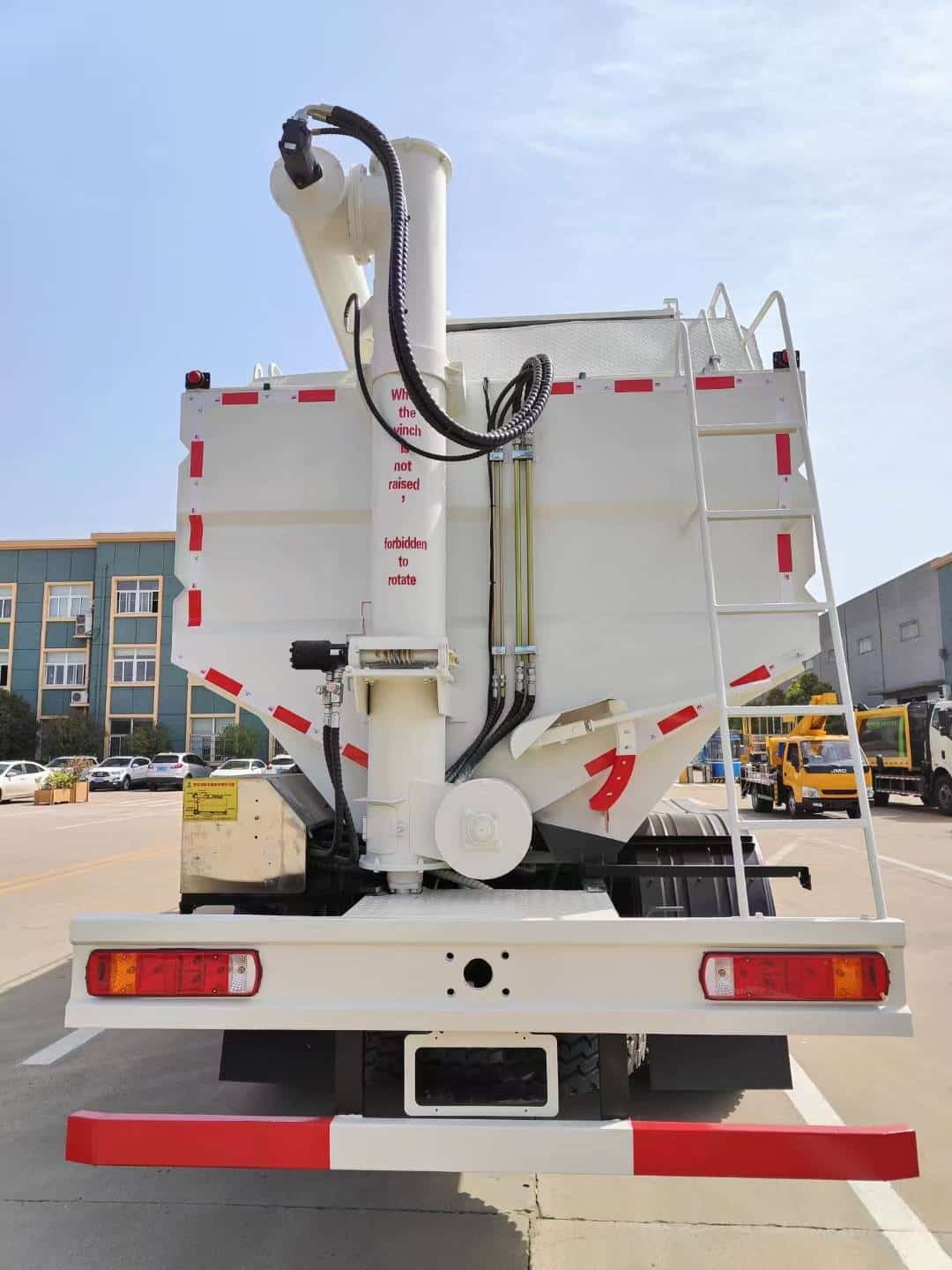 Sinotruk Howo right-hand drive bulk feed transport truck