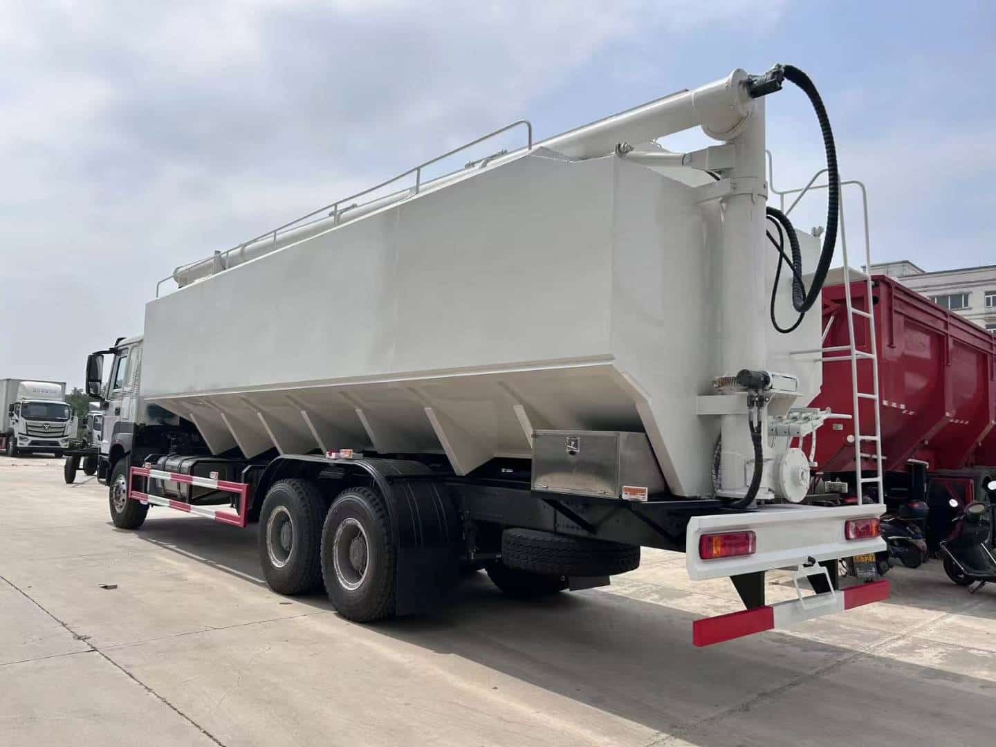Sinotruk Howo V7 National II emission standard 371hp 6×4 bulk feed truck